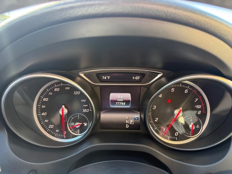 Mercedes-Benz GLA 250 Vehicle Full-screen Gallery Image 21