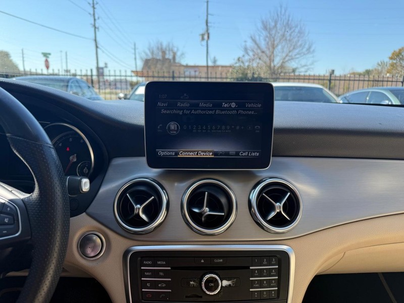 Mercedes-Benz GLA 250 Vehicle Full-screen Gallery Image 22