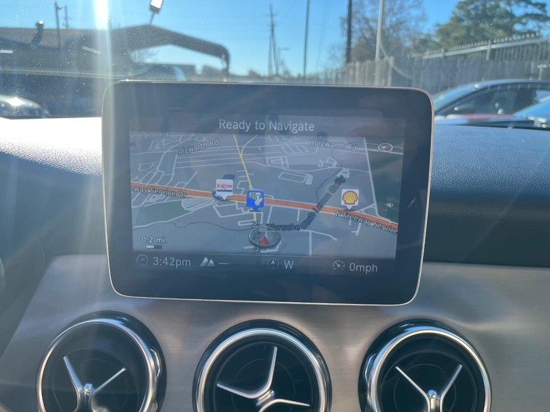 Mercedes-Benz GLA 250 Vehicle Full-screen Gallery Image 23