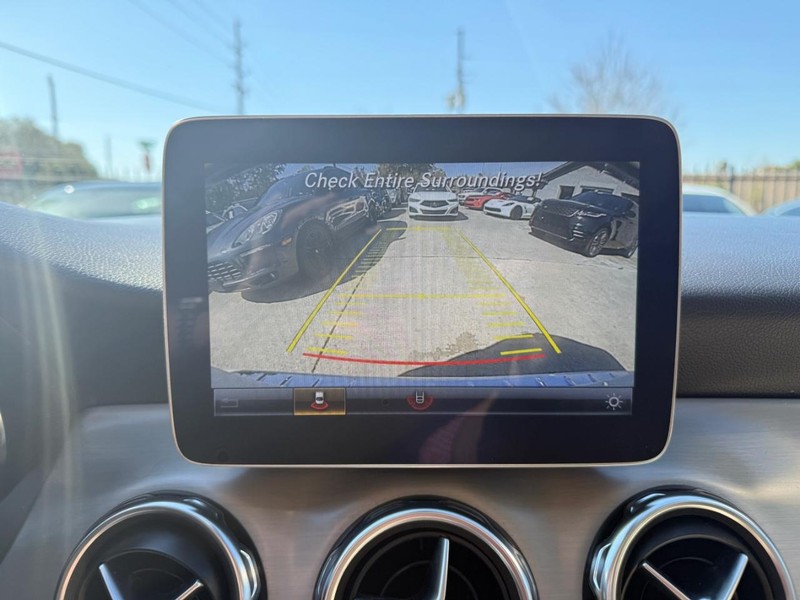 Mercedes-Benz GLA 250 Vehicle Full-screen Gallery Image 24