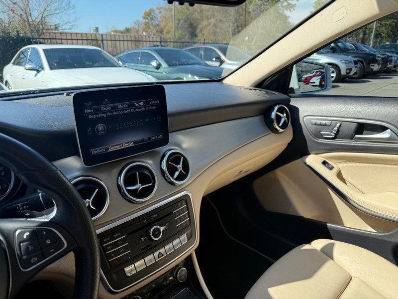 Mercedes-Benz GLA 250 Vehicle Full-screen Gallery Image 25