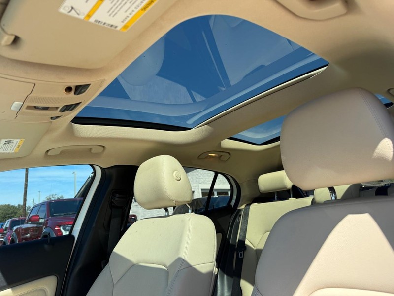 Mercedes-Benz GLA 250 Vehicle Full-screen Gallery Image 26