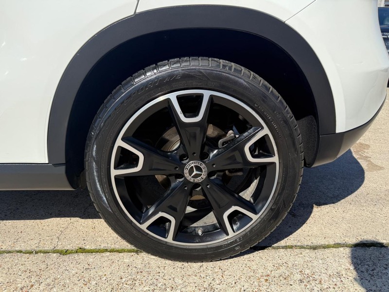 Mercedes-Benz GLA 250 Vehicle Full-screen Gallery Image 27