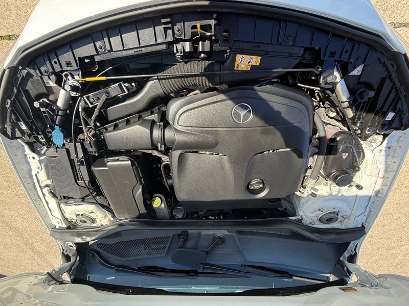 Mercedes-Benz GLA 250 Vehicle Full-screen Gallery Image 28