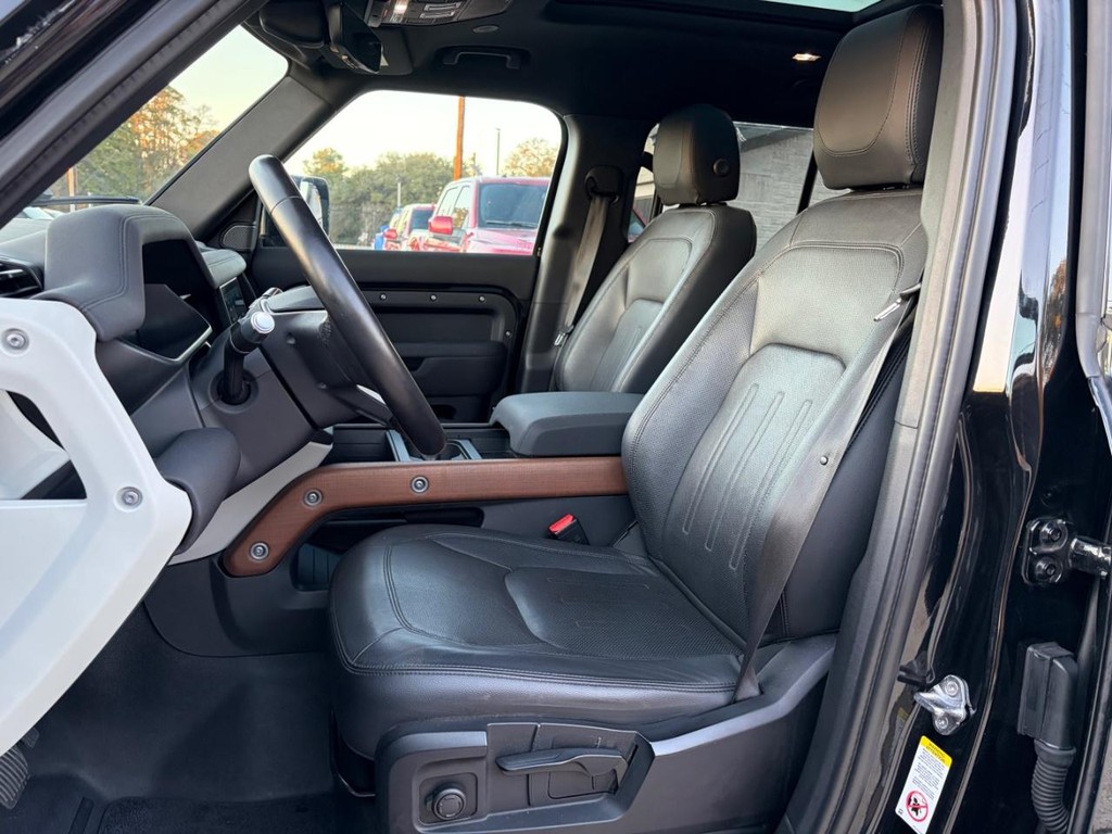 Land Rover Defender Vehicle Full-screen Gallery Image 11