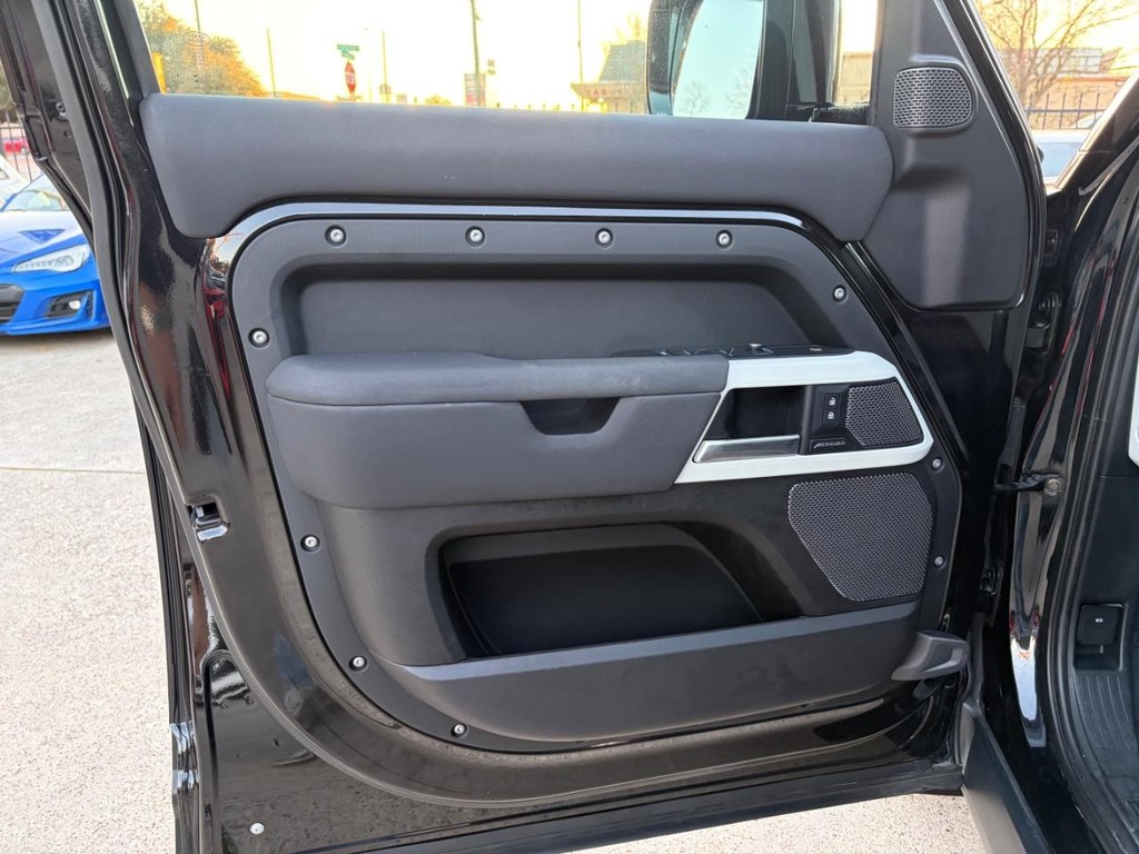 Land Rover Defender Vehicle Full-screen Gallery Image 12