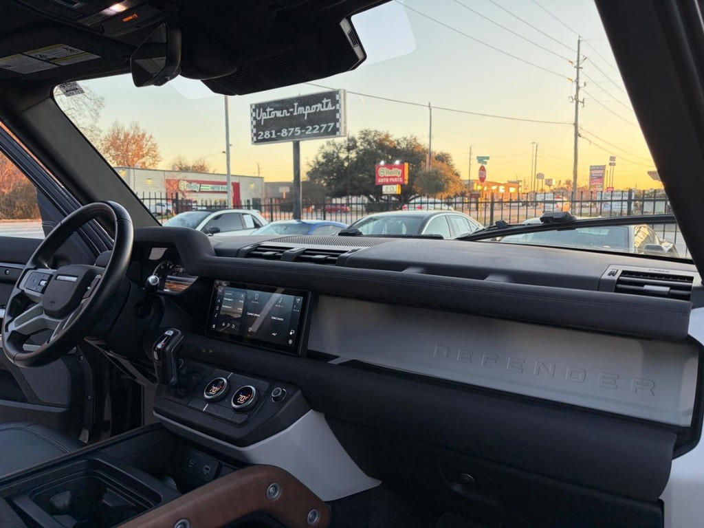 Land Rover Defender Vehicle Full-screen Gallery Image 13