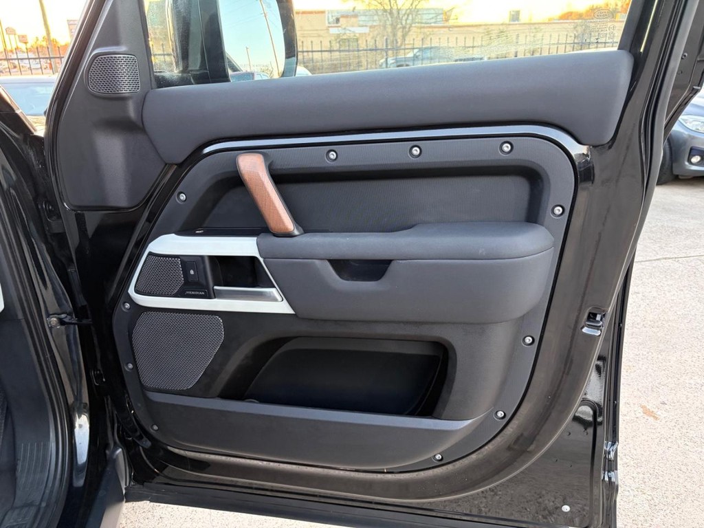 Land Rover Defender Vehicle Full-screen Gallery Image 15