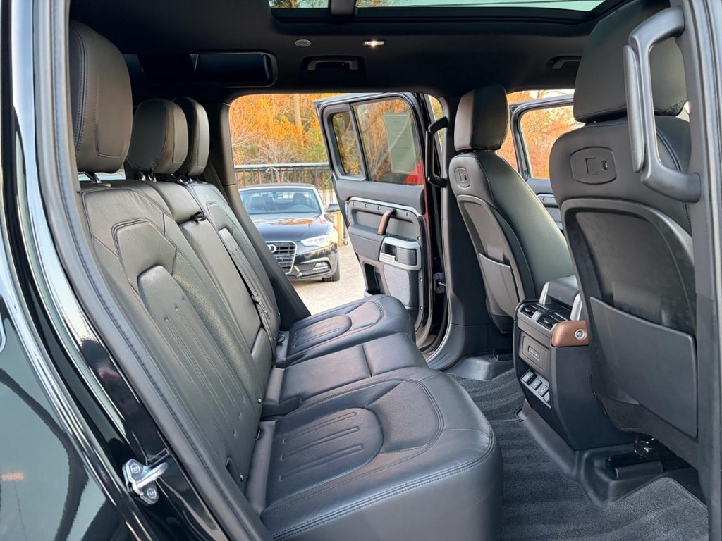 Land Rover Defender Vehicle Full-screen Gallery Image 16