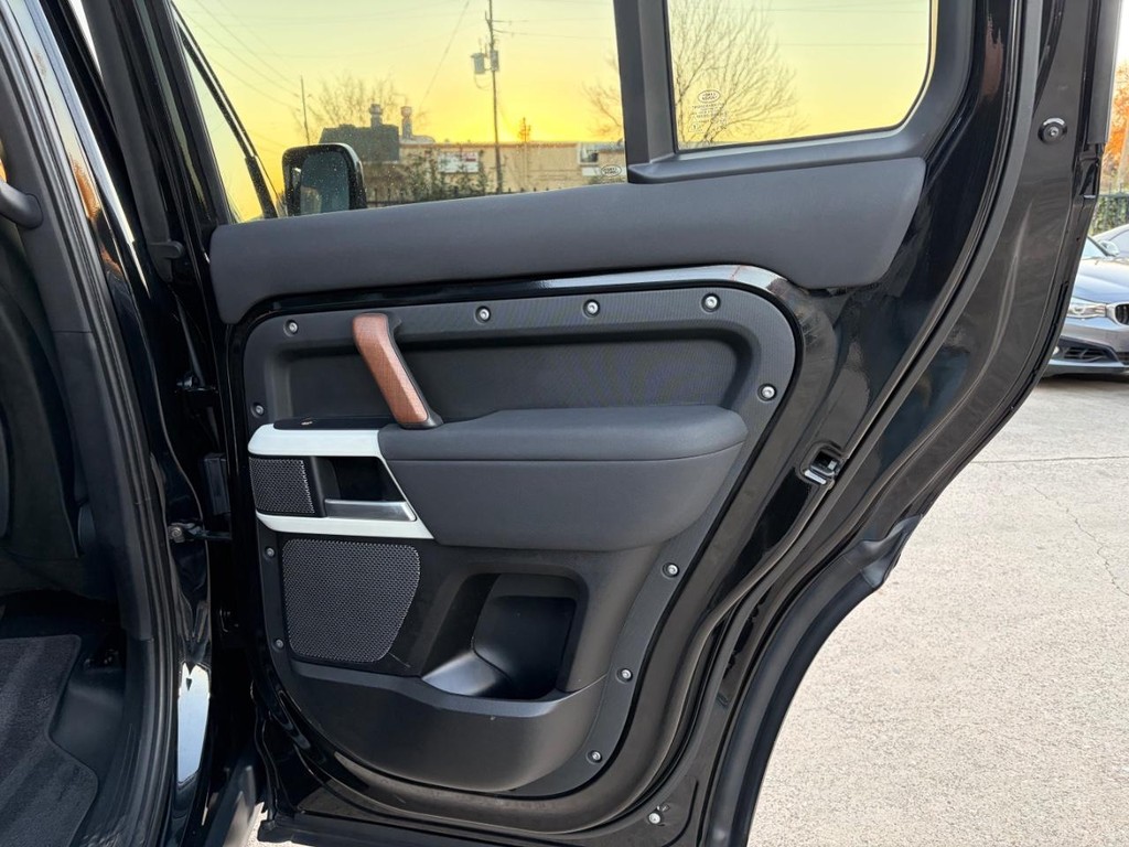 Land Rover Defender Vehicle Full-screen Gallery Image 17