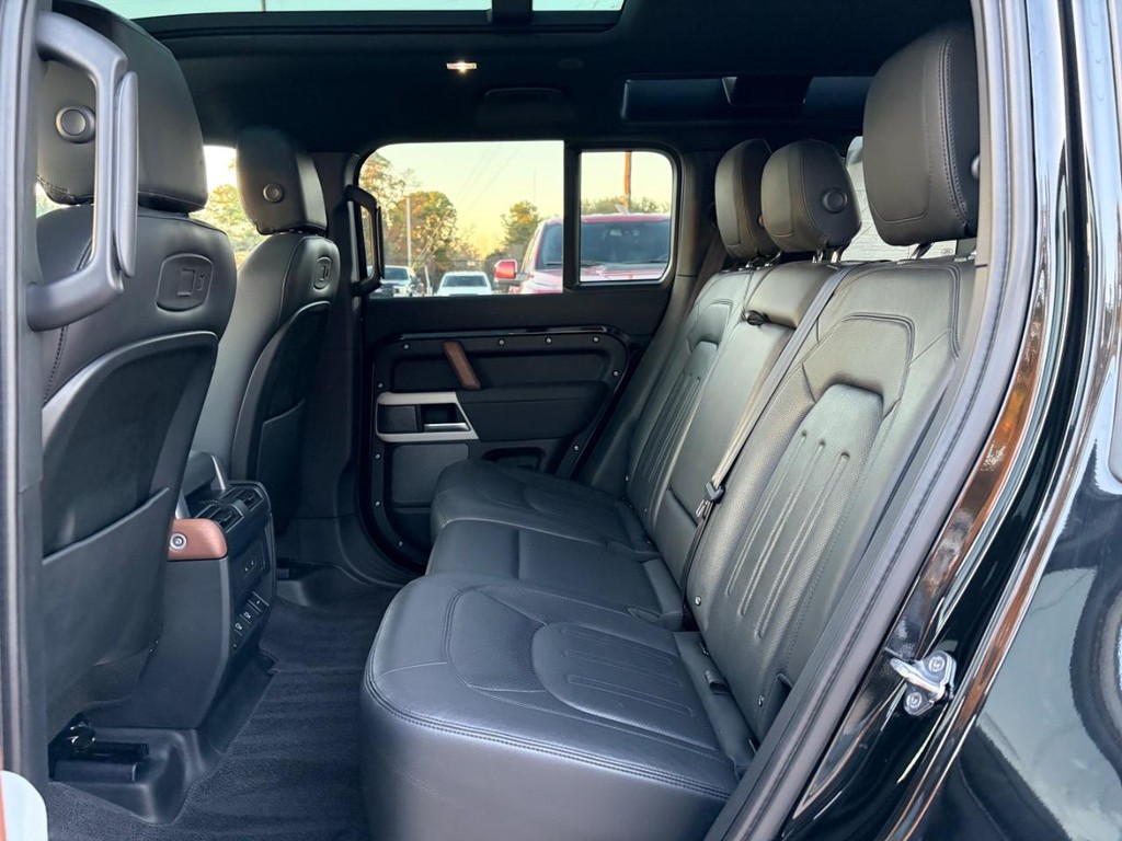 Land Rover Defender Vehicle Full-screen Gallery Image 18