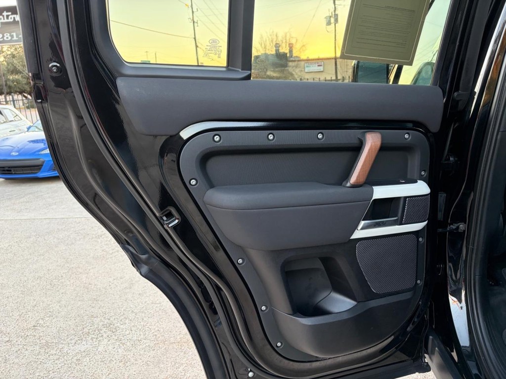 Land Rover Defender Vehicle Full-screen Gallery Image 19