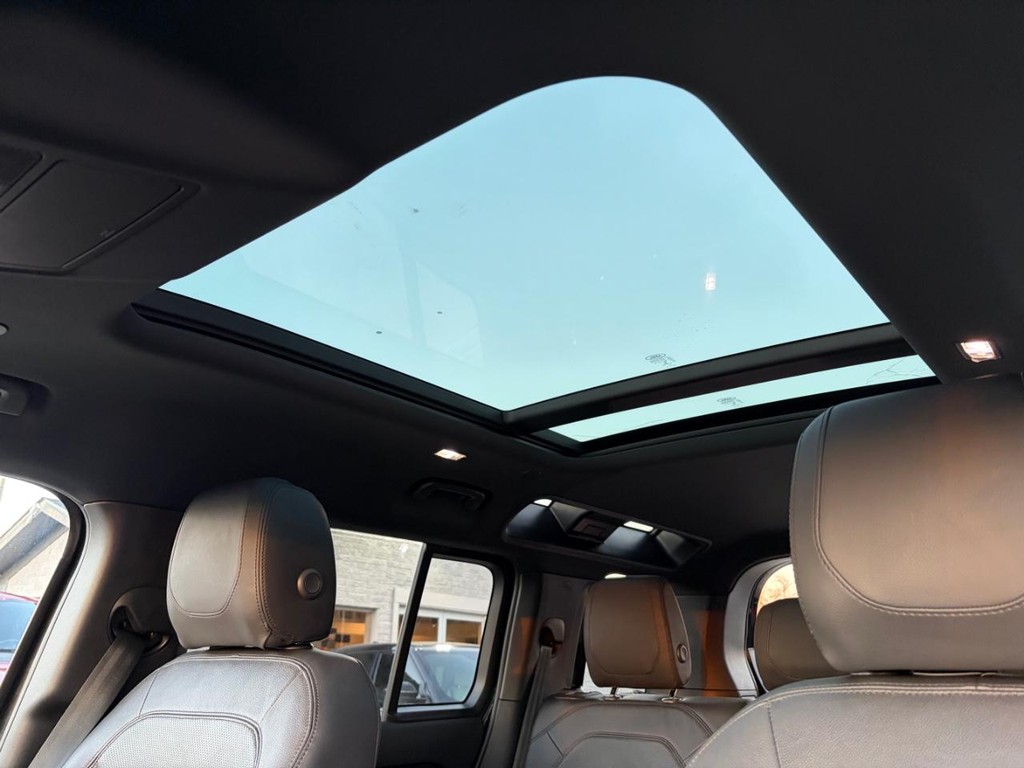 Land Rover Defender Vehicle Full-screen Gallery Image 26