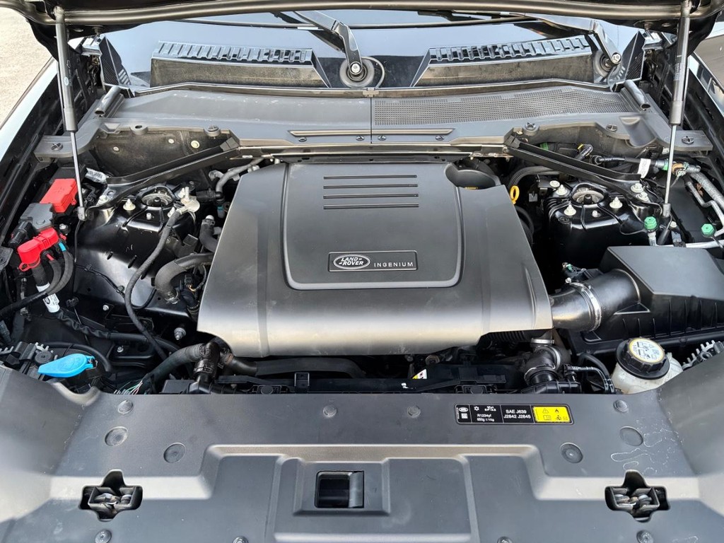 Land Rover Defender Vehicle Full-screen Gallery Image 28