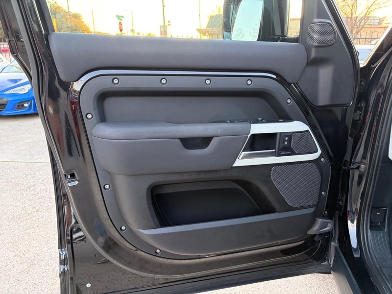 Land Rover Defender Vehicle Full-screen Gallery Image 12