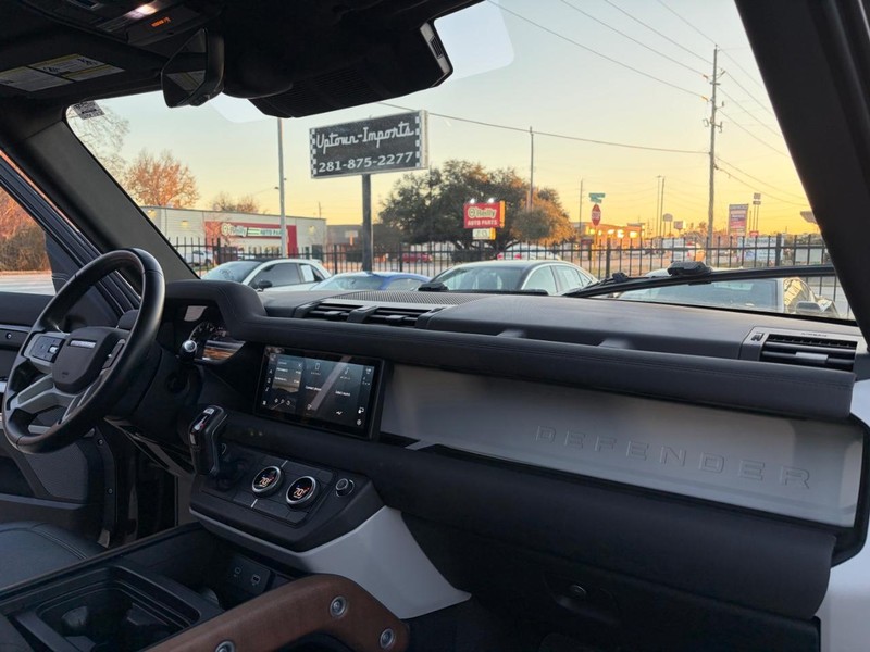 Land Rover Defender Vehicle Full-screen Gallery Image 13