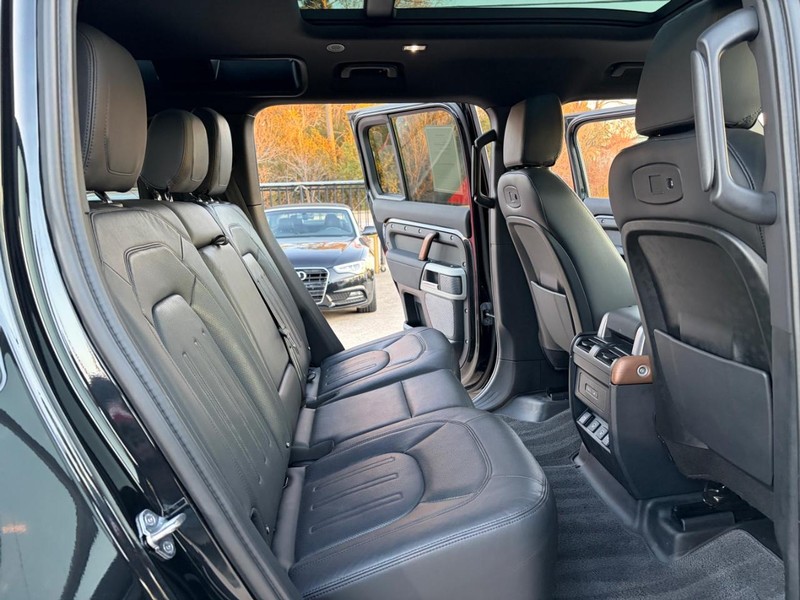 Land Rover Defender Vehicle Full-screen Gallery Image 16