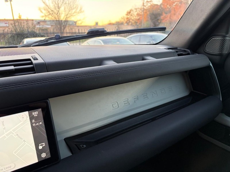 Land Rover Defender Vehicle Full-screen Gallery Image 25