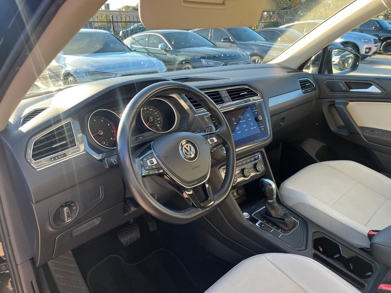 Volkswagen Tiguan Vehicle Full-screen Gallery Image 10
