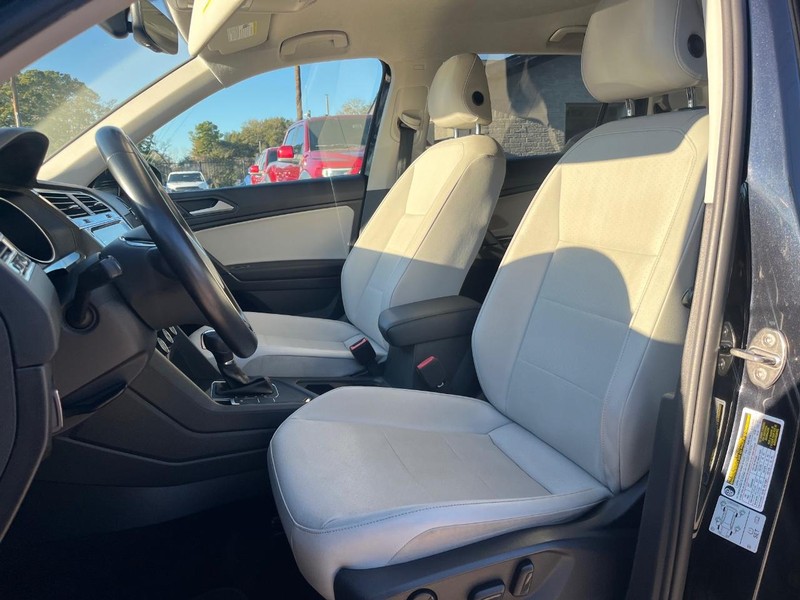 Volkswagen Tiguan Vehicle Full-screen Gallery Image 11