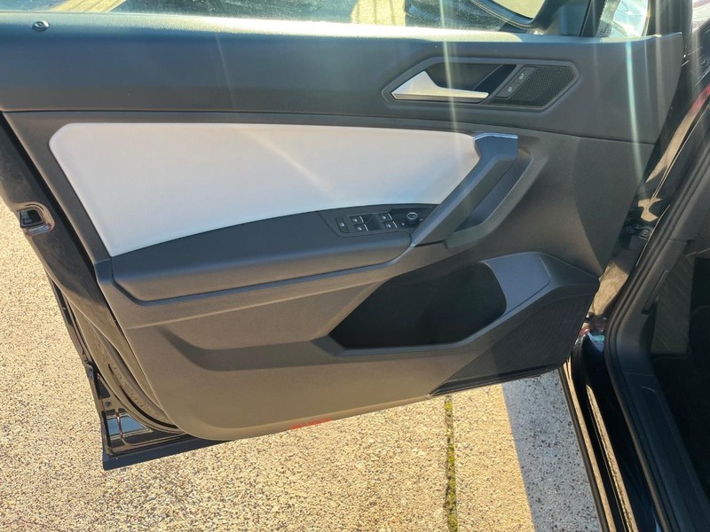 Volkswagen Tiguan Vehicle Full-screen Gallery Image 12