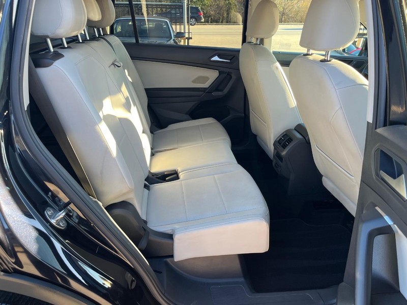 Volkswagen Tiguan Vehicle Full-screen Gallery Image 16