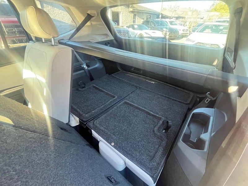 Volkswagen Tiguan Vehicle Full-screen Gallery Image 17