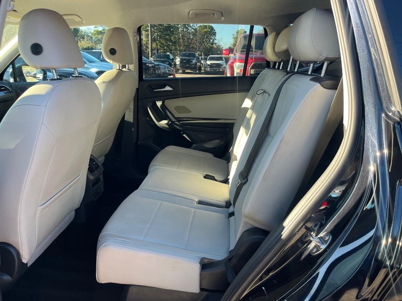 Volkswagen Tiguan Vehicle Full-screen Gallery Image 19