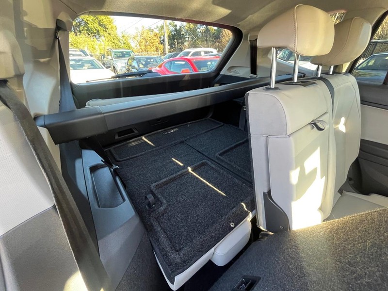 Volkswagen Tiguan Vehicle Full-screen Gallery Image 21