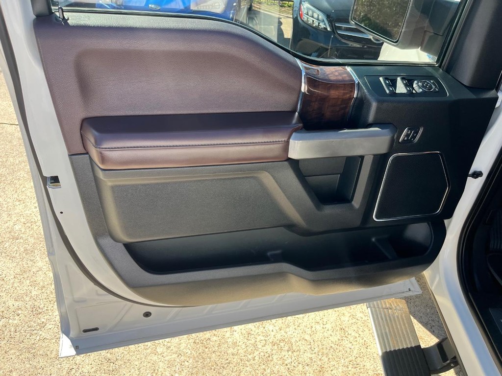 Ford F-150 Vehicle Full-screen Gallery Image 12