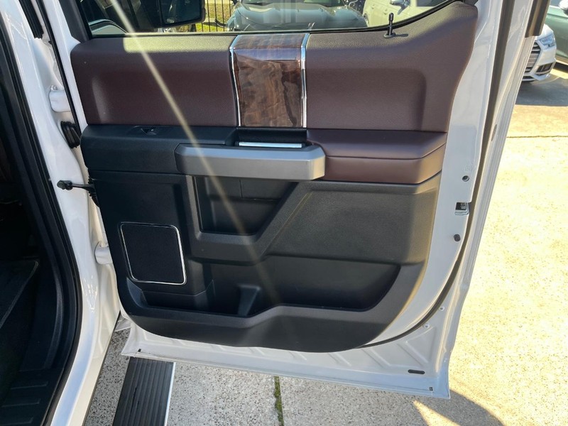 Ford F-150 Vehicle Full-screen Gallery Image 17