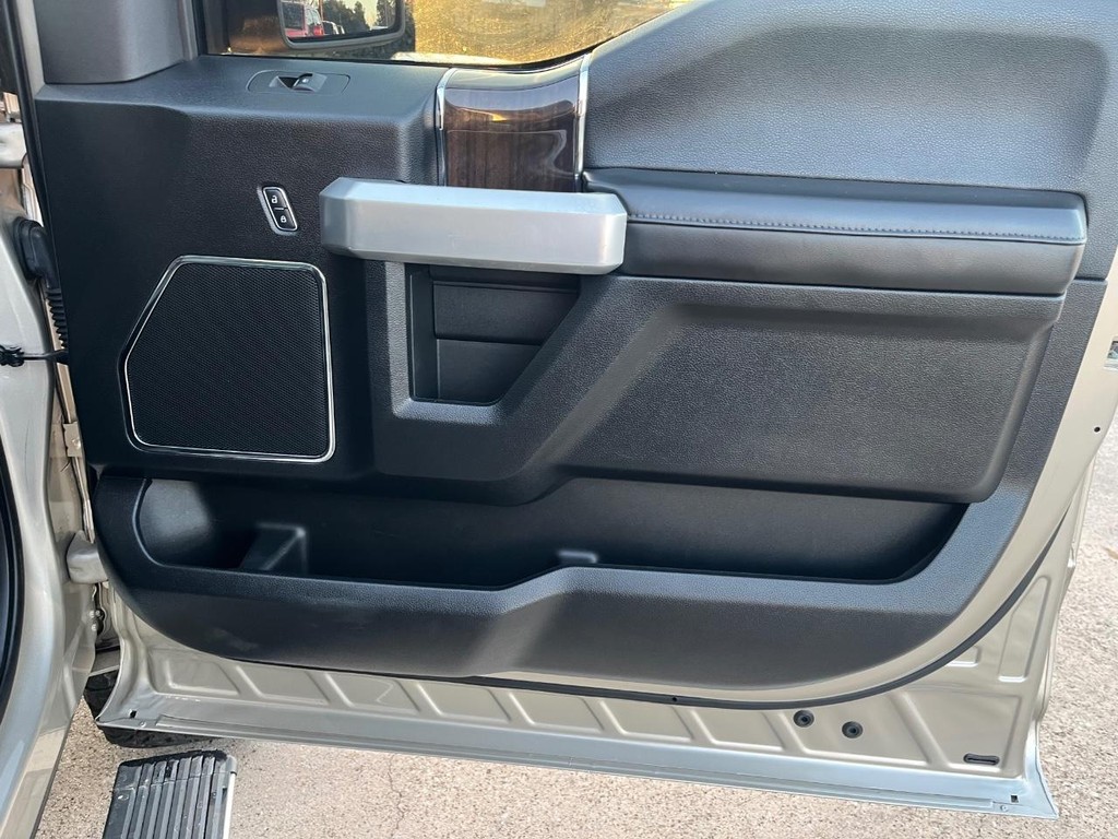 Ford F-150 Vehicle Full-screen Gallery Image 15