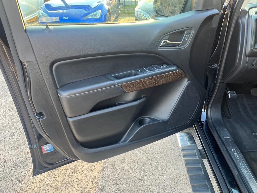 GMC Canyon Vehicle Full-screen Gallery Image 11