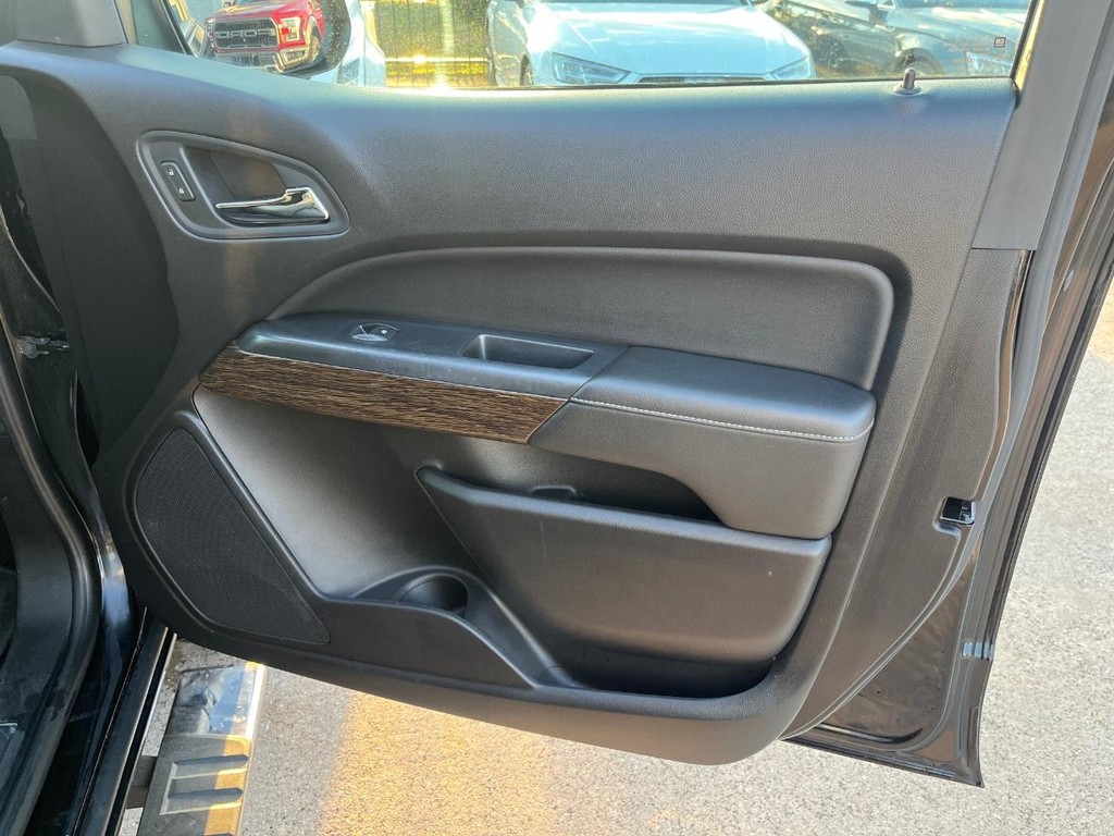 GMC Canyon Vehicle Full-screen Gallery Image 14