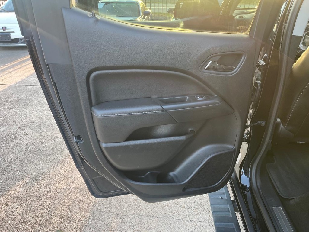 GMC Canyon Vehicle Full-screen Gallery Image 18