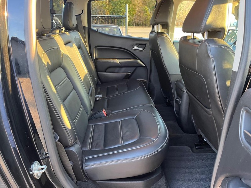 GMC Canyon Vehicle Full-screen Gallery Image 15