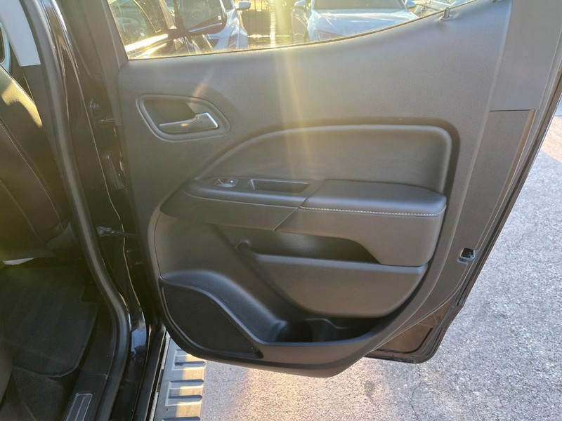 GMC Canyon Vehicle Full-screen Gallery Image 16