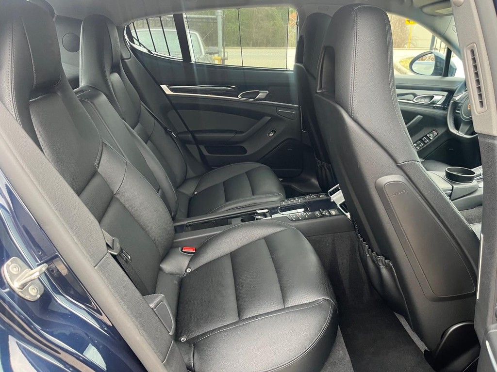 Porsche Panamera Vehicle Full-screen Gallery Image 15