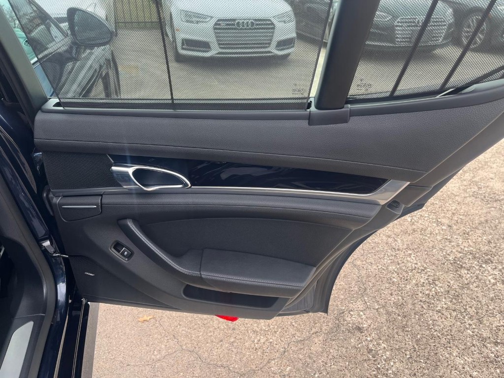 Porsche Panamera Vehicle Full-screen Gallery Image 16