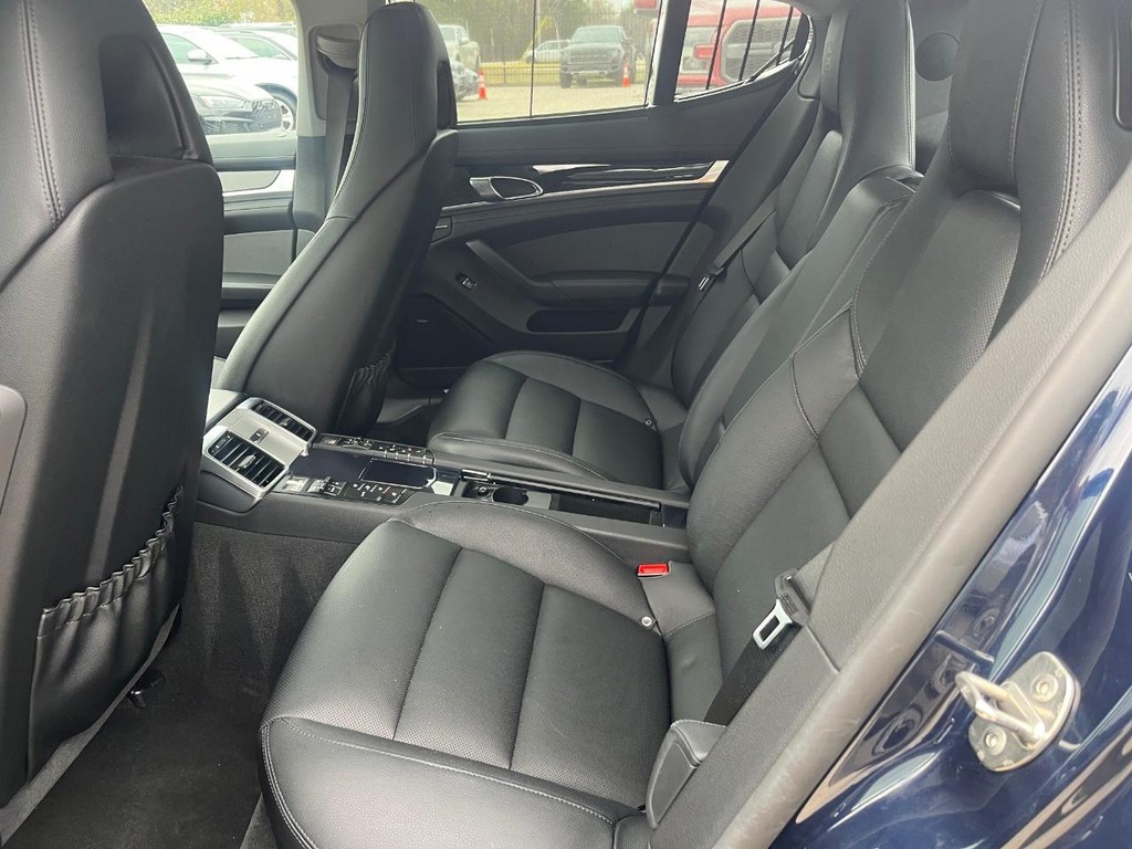 Porsche Panamera Vehicle Full-screen Gallery Image 17