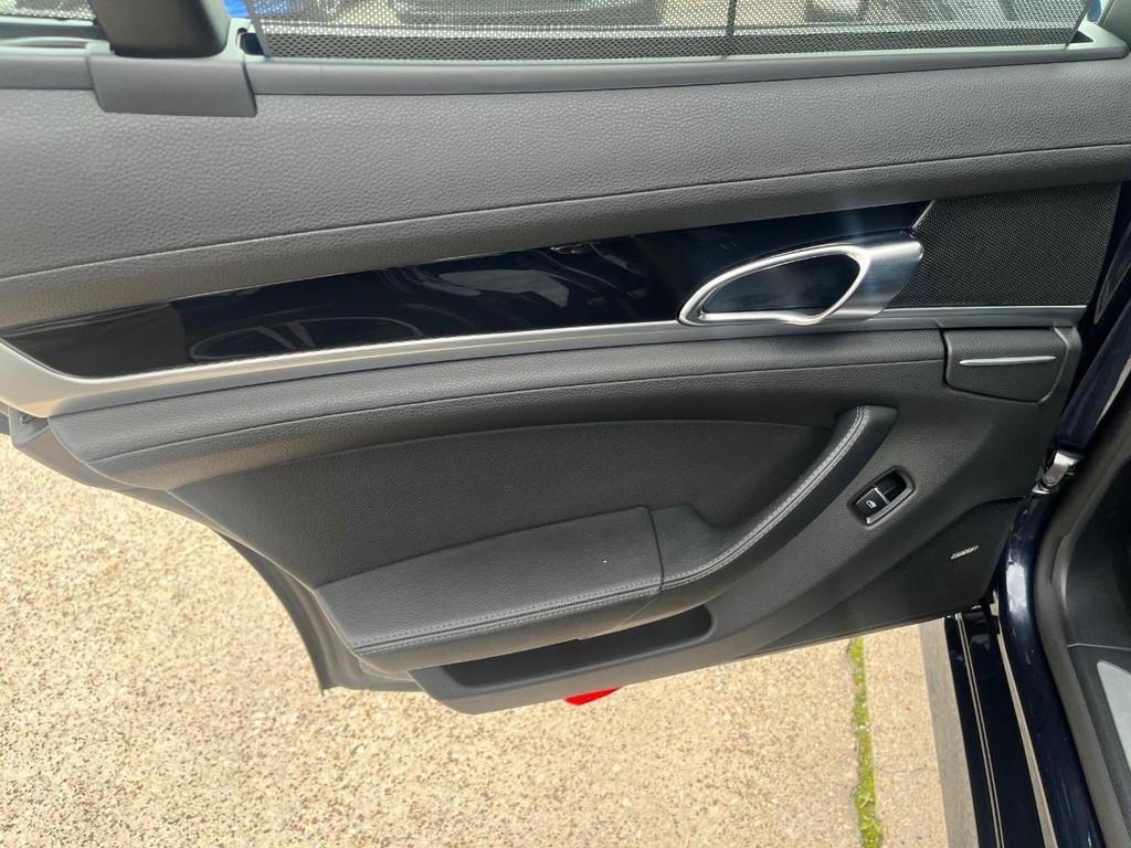 Porsche Panamera Vehicle Full-screen Gallery Image 18