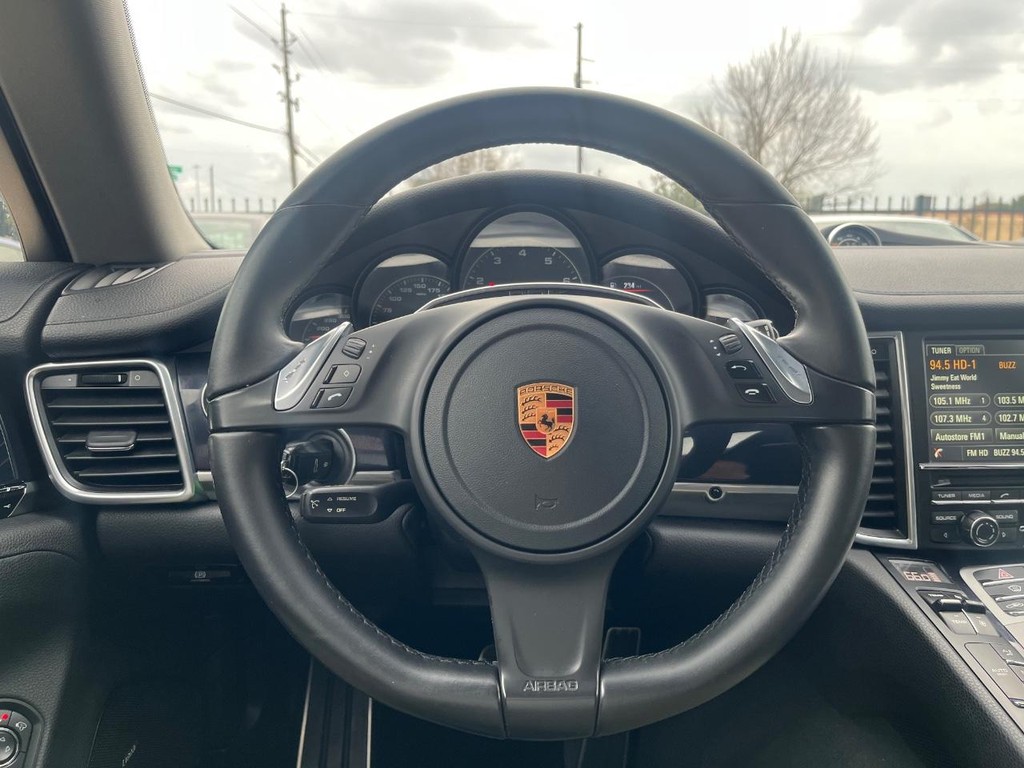 Porsche Panamera Vehicle Full-screen Gallery Image 19