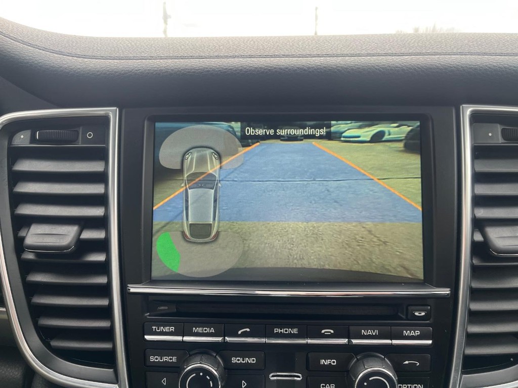 Porsche Panamera Vehicle Full-screen Gallery Image 24