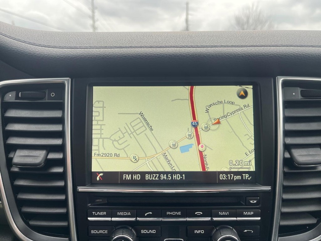 Porsche Panamera Vehicle Full-screen Gallery Image 25