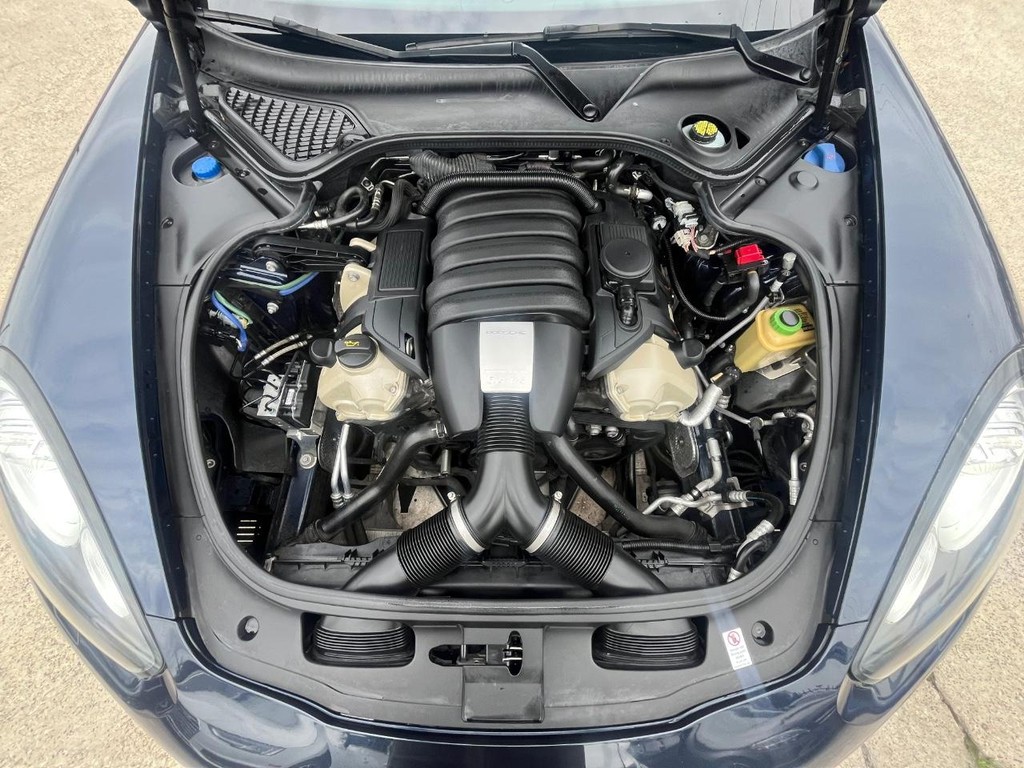 Porsche Panamera Vehicle Full-screen Gallery Image 27