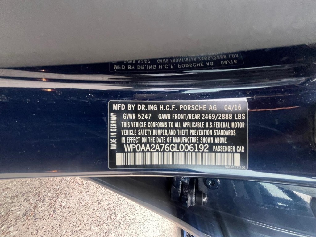 Porsche Panamera Vehicle Full-screen Gallery Image 28