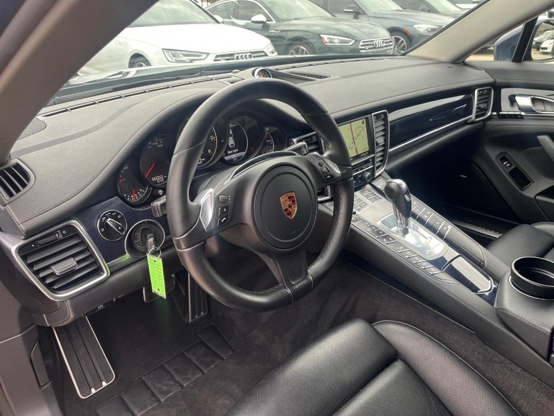 Porsche Panamera Vehicle Full-screen Gallery Image 09