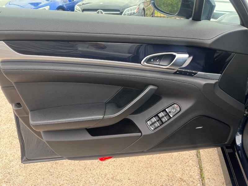 Porsche Panamera Vehicle Full-screen Gallery Image 11