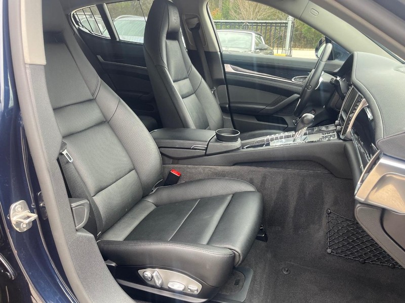 Porsche Panamera Vehicle Full-screen Gallery Image 13