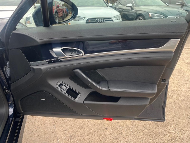 Porsche Panamera Vehicle Full-screen Gallery Image 14